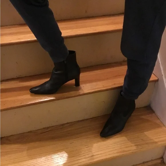 Black ankle leather boots, 6.5, “leather & man made upper,” excellent condition. - Picture 4 of 6